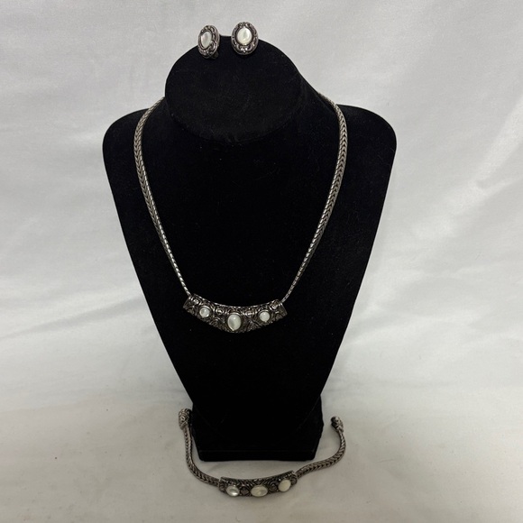 Premier Designs Jewelry - Premier Designs Retired Silver Necklace Set with Cream Accents